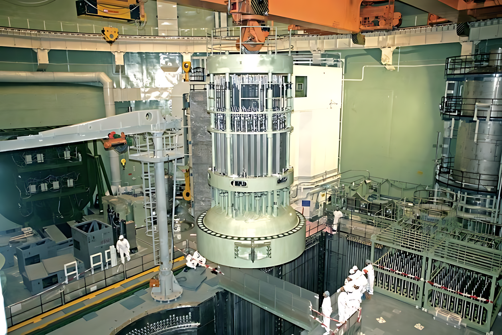 VVER-1200 reaktör üst ünitesinin kaldırılarak yerleştirilmesi